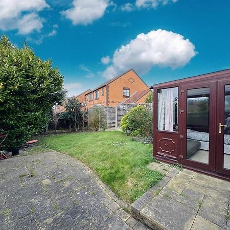 Clove, 3-4 Bed House With Garden, Free Parking, Sleeps 9 In Grays & Chafford Hundred Stifford 외부 사진