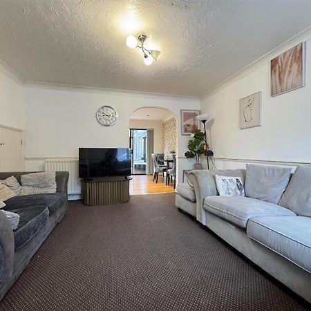 Clove, 3-4 Bed House With Garden, Free Parking, Sleeps 9 In Grays & Chafford Hundred Stifford 외부 사진