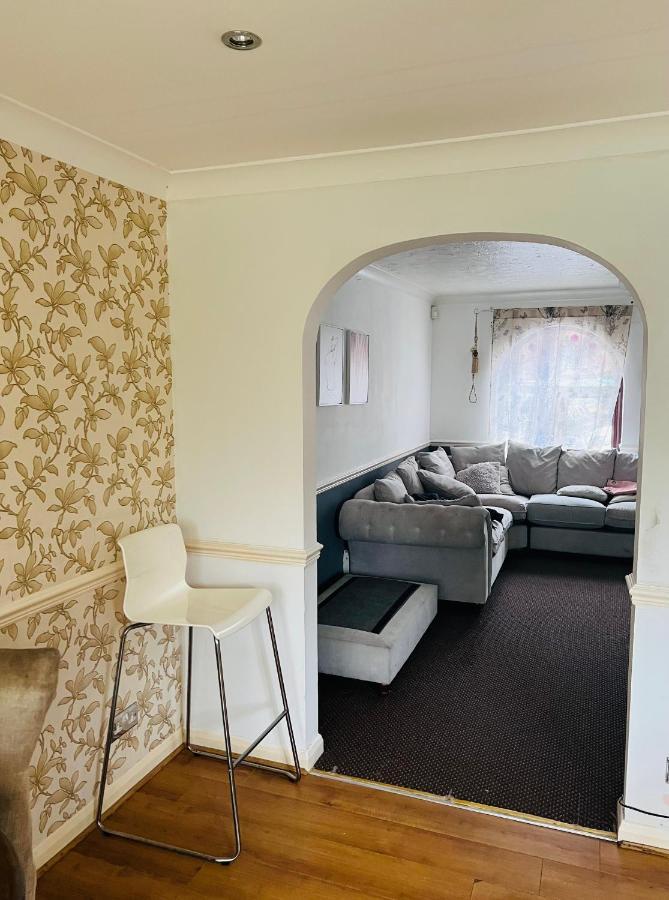 Clove, 3-4 Bed House With Garden, Free Parking, Sleeps 9 In Grays & Chafford Hundred Stifford 외부 사진