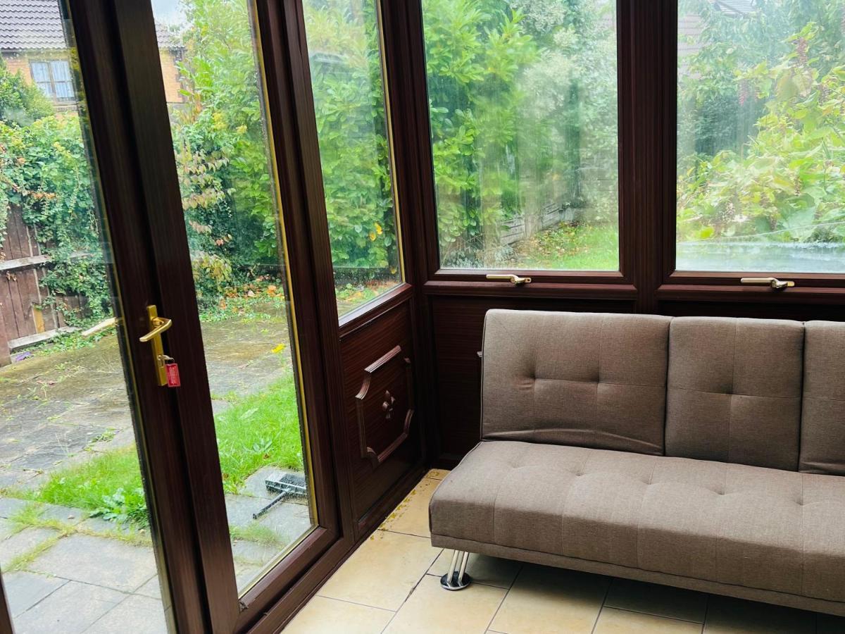 Clove, 3-4 Bed House With Garden, Free Parking, Sleeps 9 In Grays & Chafford Hundred Stifford 외부 사진