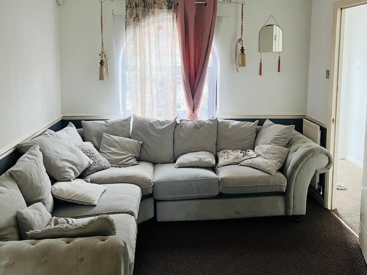 Clove, 3-4 Bed House With Garden, Free Parking, Sleeps 9 In Grays & Chafford Hundred Stifford 외부 사진