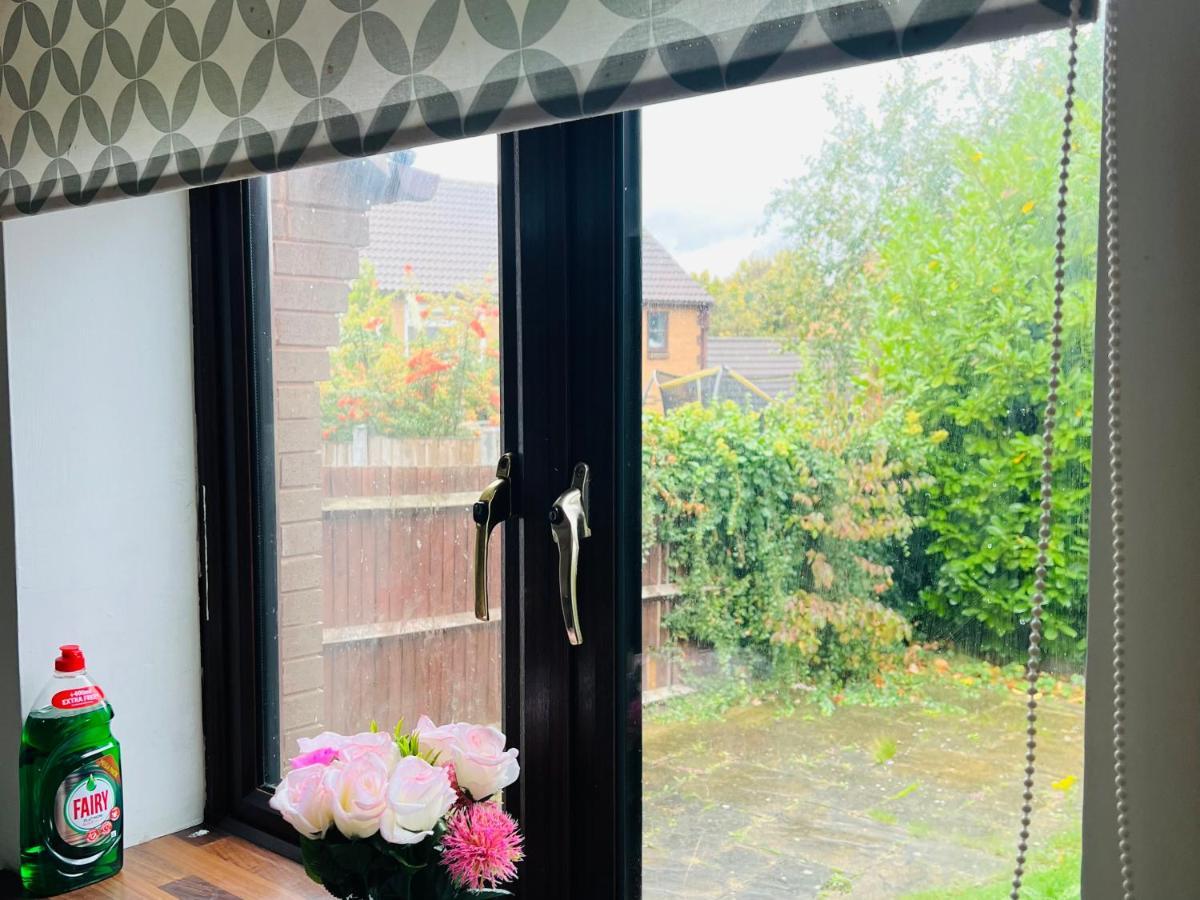 Clove, 3-4 Bed House With Garden, Free Parking, Sleeps 9 In Grays & Chafford Hundred Stifford 외부 사진