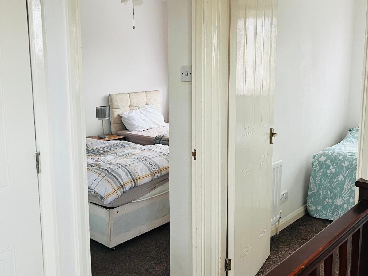 Clove, 3-4 Bed House With Garden, Free Parking, Sleeps 9 In Grays & Chafford Hundred Stifford 외부 사진