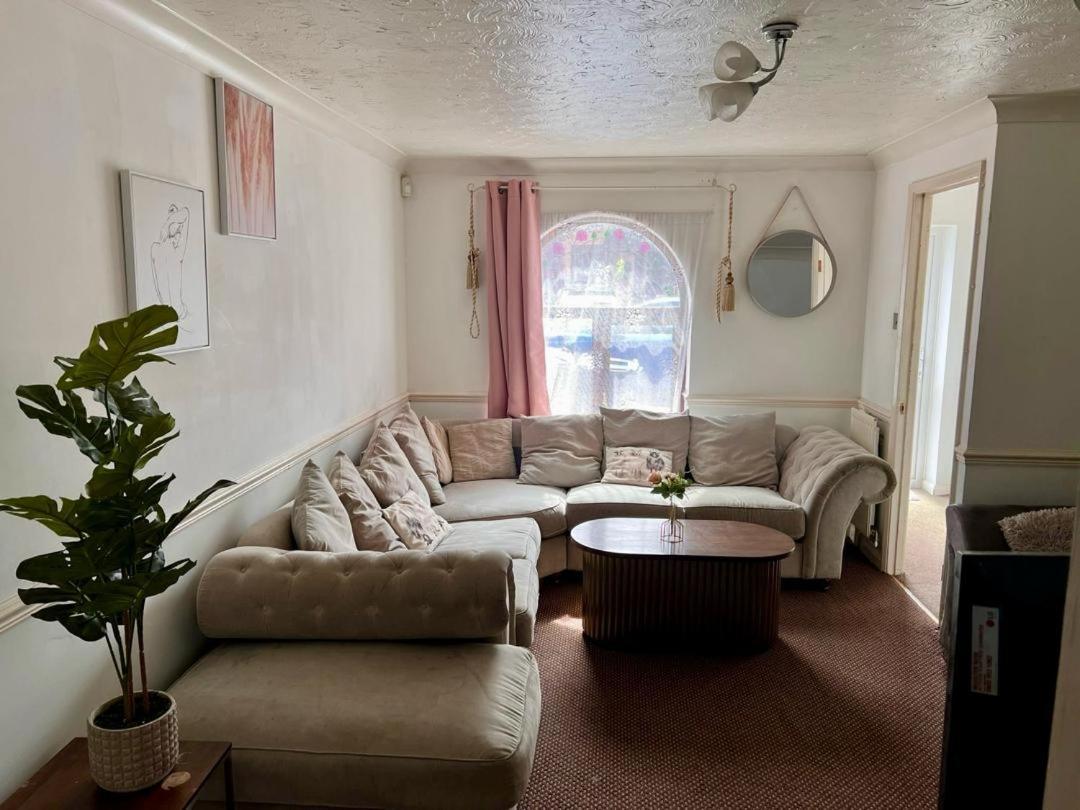 Clove, 3-4 Bed House With Garden, Free Parking, Sleeps 9 In Grays & Chafford Hundred Stifford 외부 사진