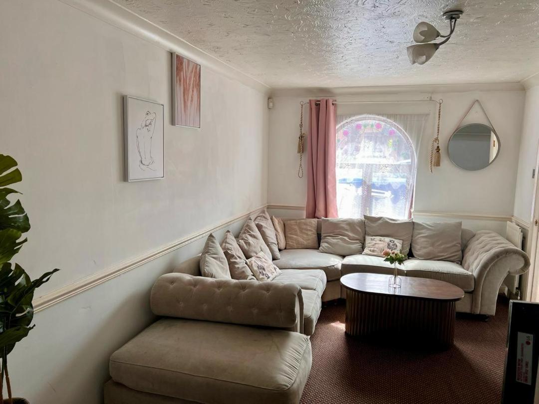 Clove, 3-4 Bed House With Garden, Free Parking, Sleeps 9 In Grays & Chafford Hundred Stifford 외부 사진