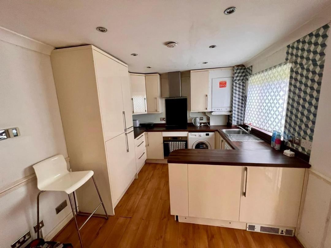 Clove, 3-4 Bed House With Garden, Free Parking, Sleeps 9 In Grays & Chafford Hundred Stifford 외부 사진