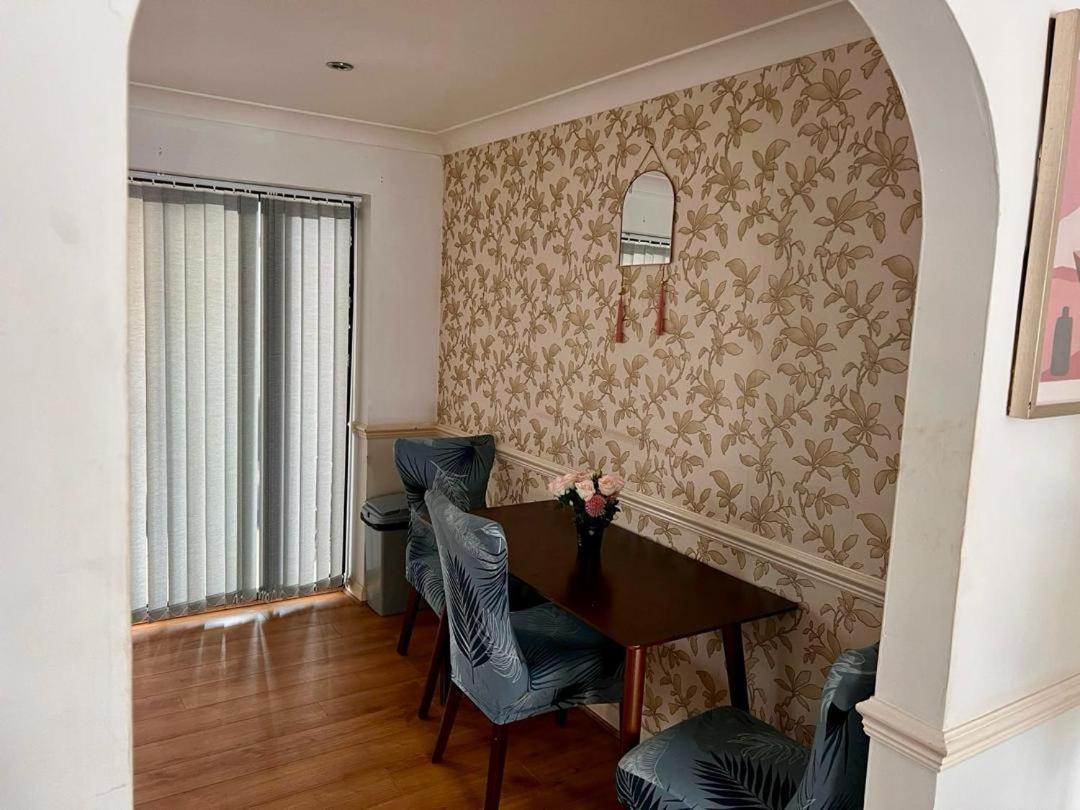 Clove, 3-4 Bed House With Garden, Free Parking, Sleeps 9 In Grays & Chafford Hundred Stifford 외부 사진