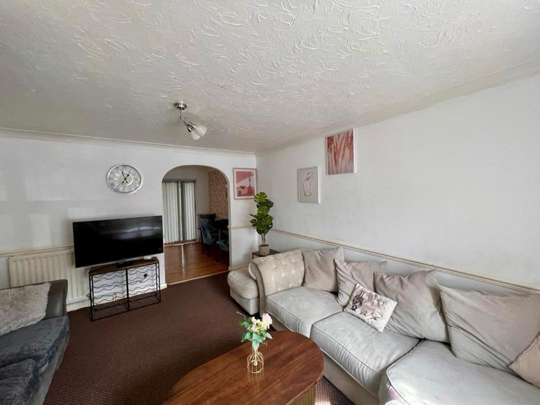 Clove, 3-4 Bed House With Garden, Free Parking, Sleeps 9 In Grays & Chafford Hundred Stifford 외부 사진