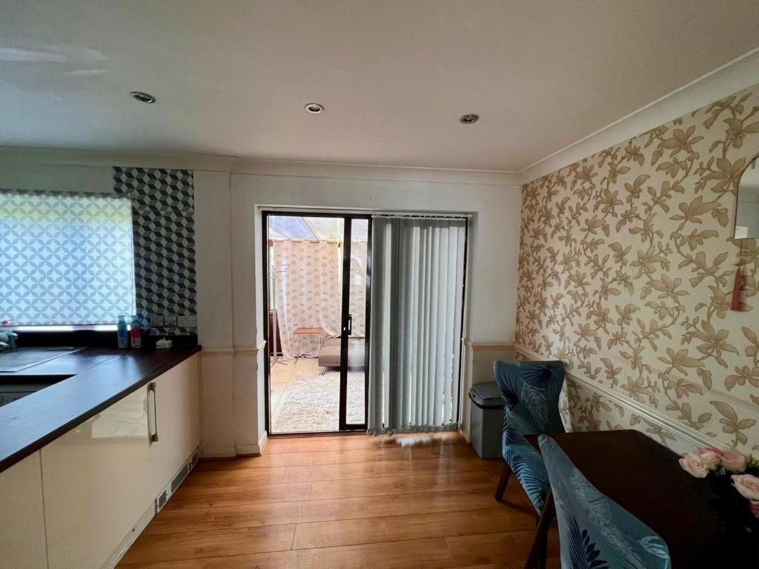 Clove, 3-4 Bed House With Garden, Free Parking, Sleeps 9 In Grays & Chafford Hundred Stifford 외부 사진