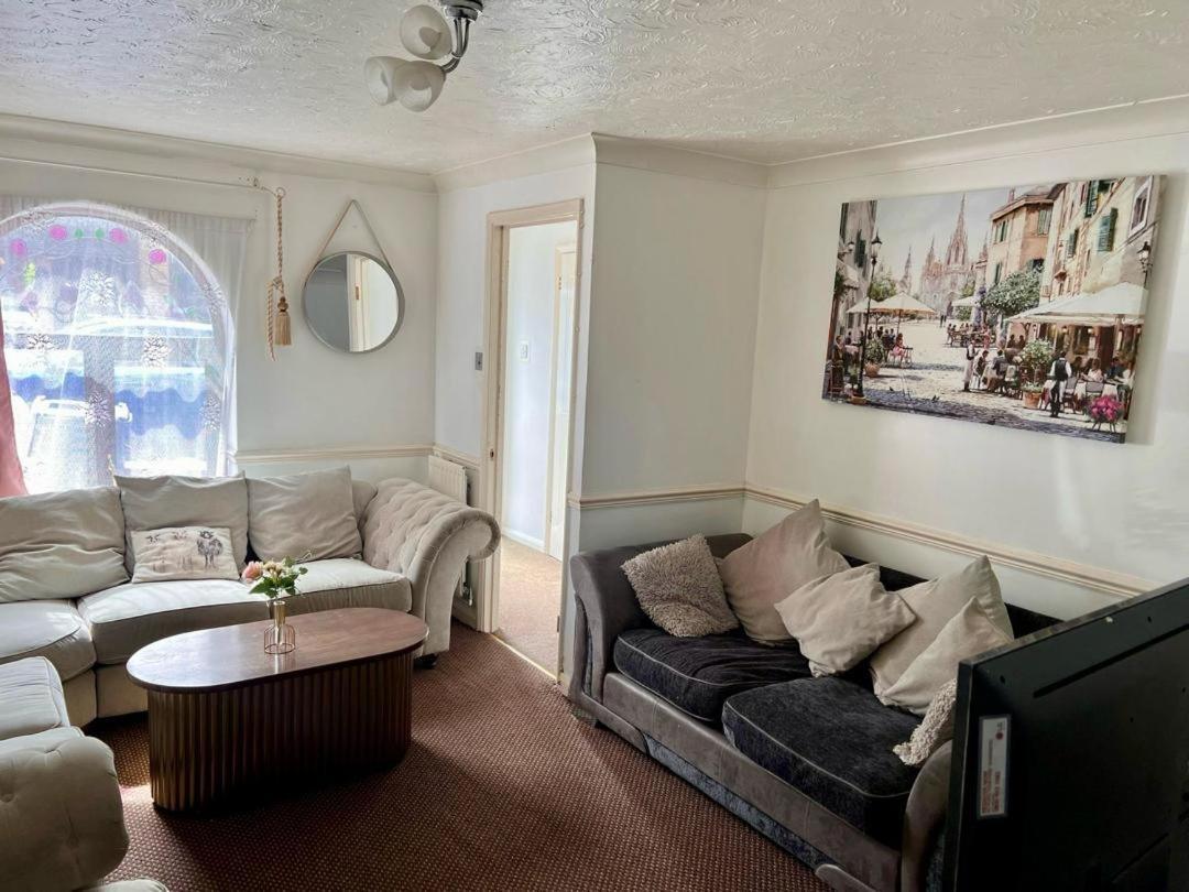 Clove, 3-4 Bed House With Garden, Free Parking, Sleeps 9 In Grays & Chafford Hundred Stifford 외부 사진