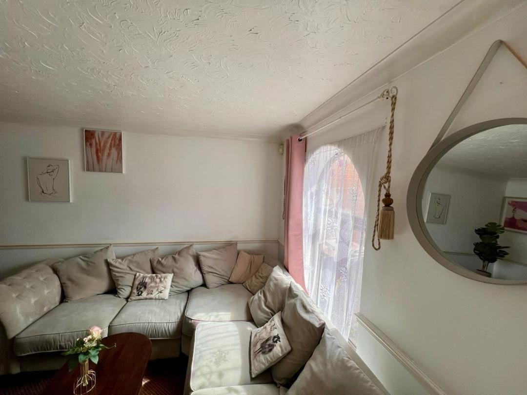 Clove, 3-4 Bed House With Garden, Free Parking, Sleeps 9 In Grays & Chafford Hundred Stifford 외부 사진