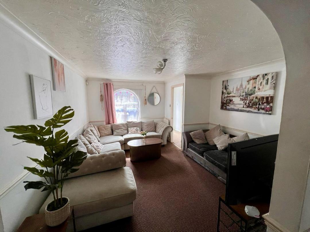 Clove, 3-4 Bed House With Garden, Free Parking, Sleeps 9 In Grays & Chafford Hundred Stifford 외부 사진