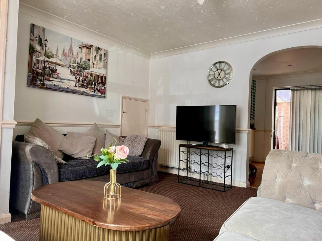 Clove, 3-4 Bed House With Garden, Free Parking, Sleeps 9 In Grays & Chafford Hundred Stifford 외부 사진