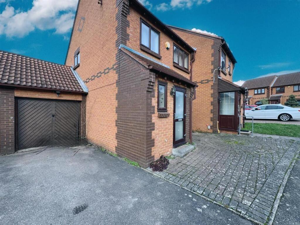 Clove, 3-4 Bed House With Garden, Free Parking, Sleeps 9 In Grays & Chafford Hundred Stifford 외부 사진