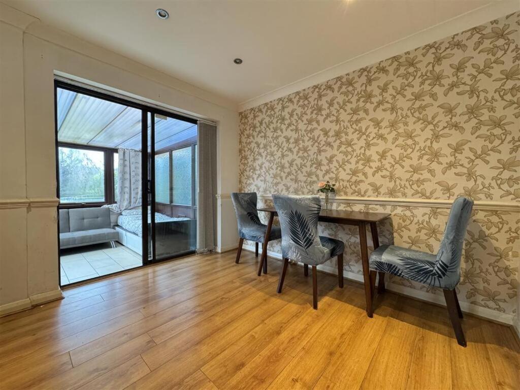 Clove, 3-4 Bed House With Garden, Free Parking, Sleeps 9 In Grays & Chafford Hundred Stifford 외부 사진