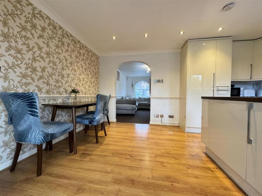 Clove, 3-4 Bed House With Garden, Free Parking, Sleeps 9 In Grays & Chafford Hundred Stifford 외부 사진