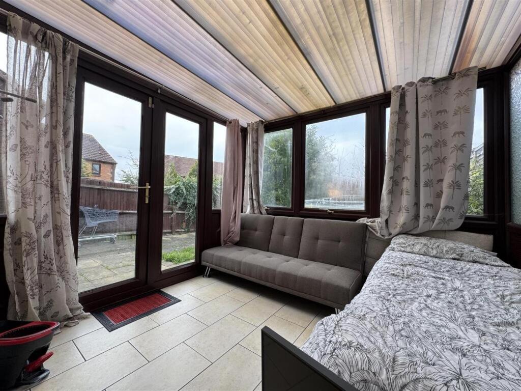Clove, 3-4 Bed House With Garden, Free Parking, Sleeps 9 In Grays & Chafford Hundred Stifford 외부 사진