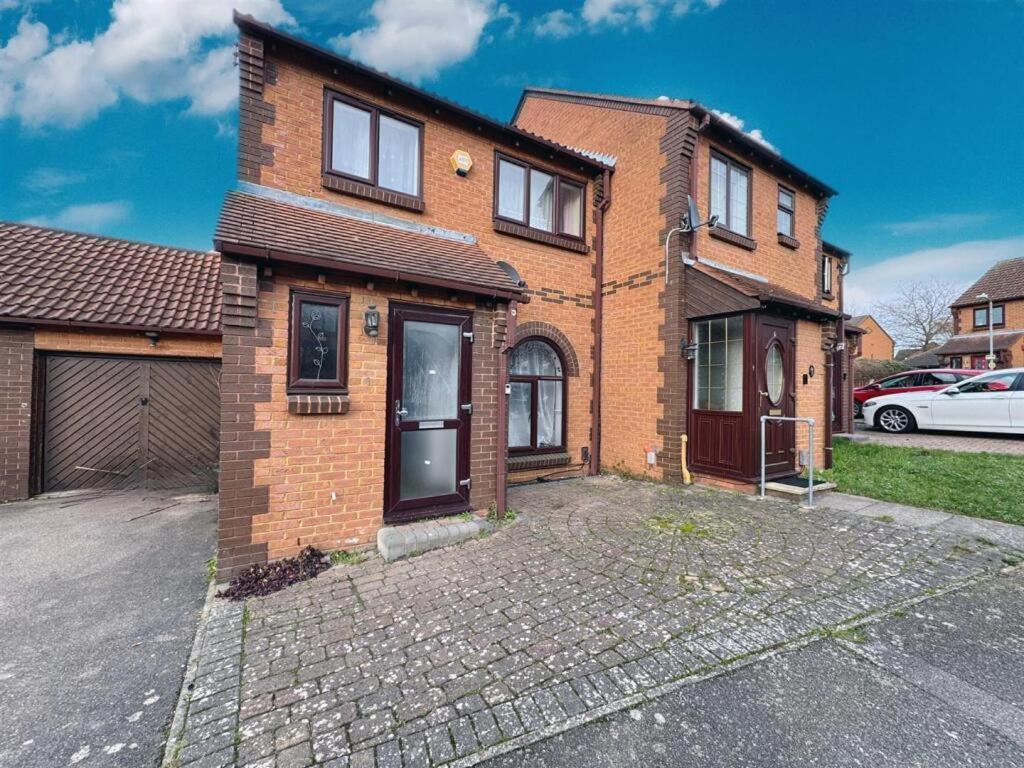Clove, 3-4 Bed House With Garden, Free Parking, Sleeps 9 In Grays & Chafford Hundred Stifford 외부 사진