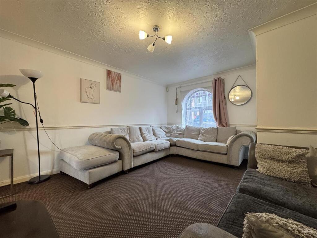 Clove, 3-4 Bed House With Garden, Free Parking, Sleeps 9 In Grays & Chafford Hundred Stifford 외부 사진