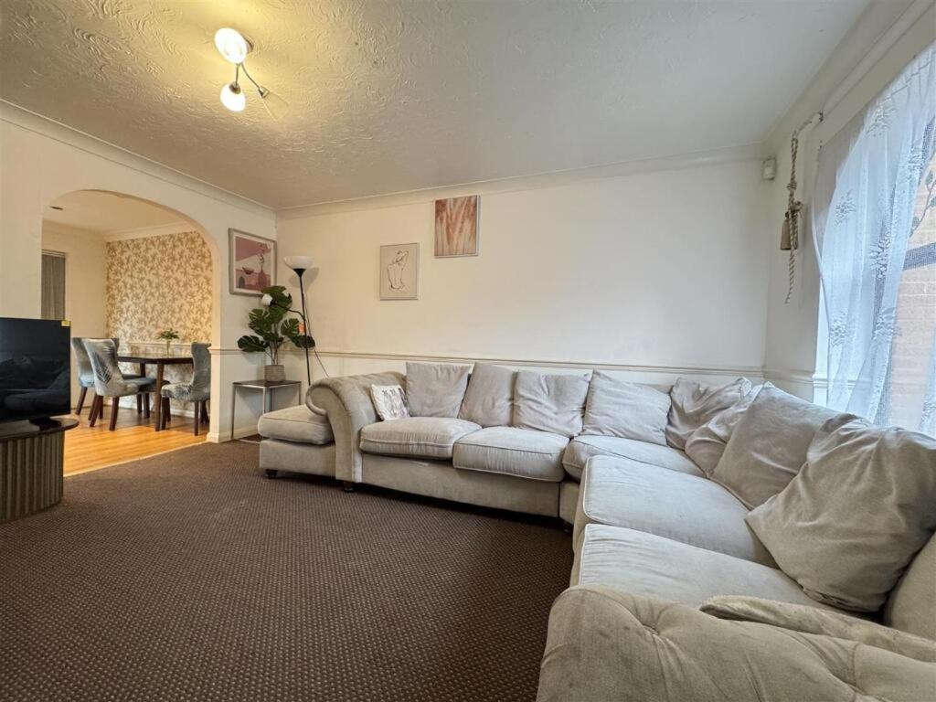 Clove, 3-4 Bed House With Garden, Free Parking, Sleeps 9 In Grays & Chafford Hundred Stifford 외부 사진