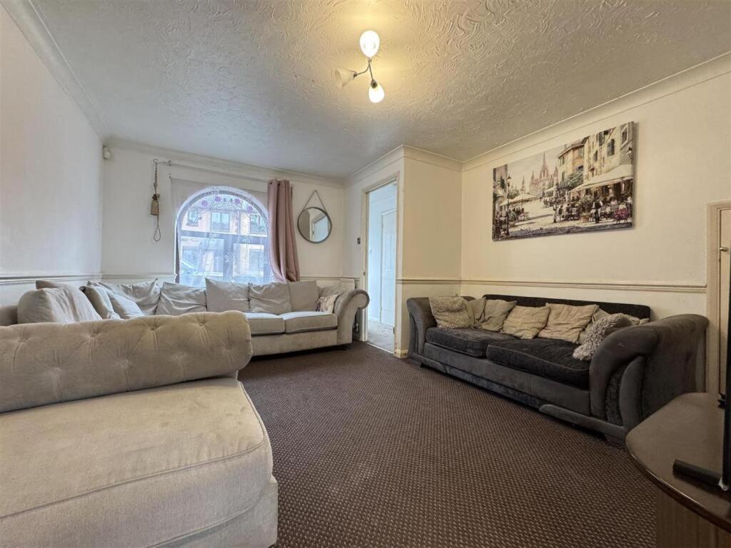 Clove, 3-4 Bed House With Garden, Free Parking, Sleeps 9 In Grays & Chafford Hundred Stifford 외부 사진