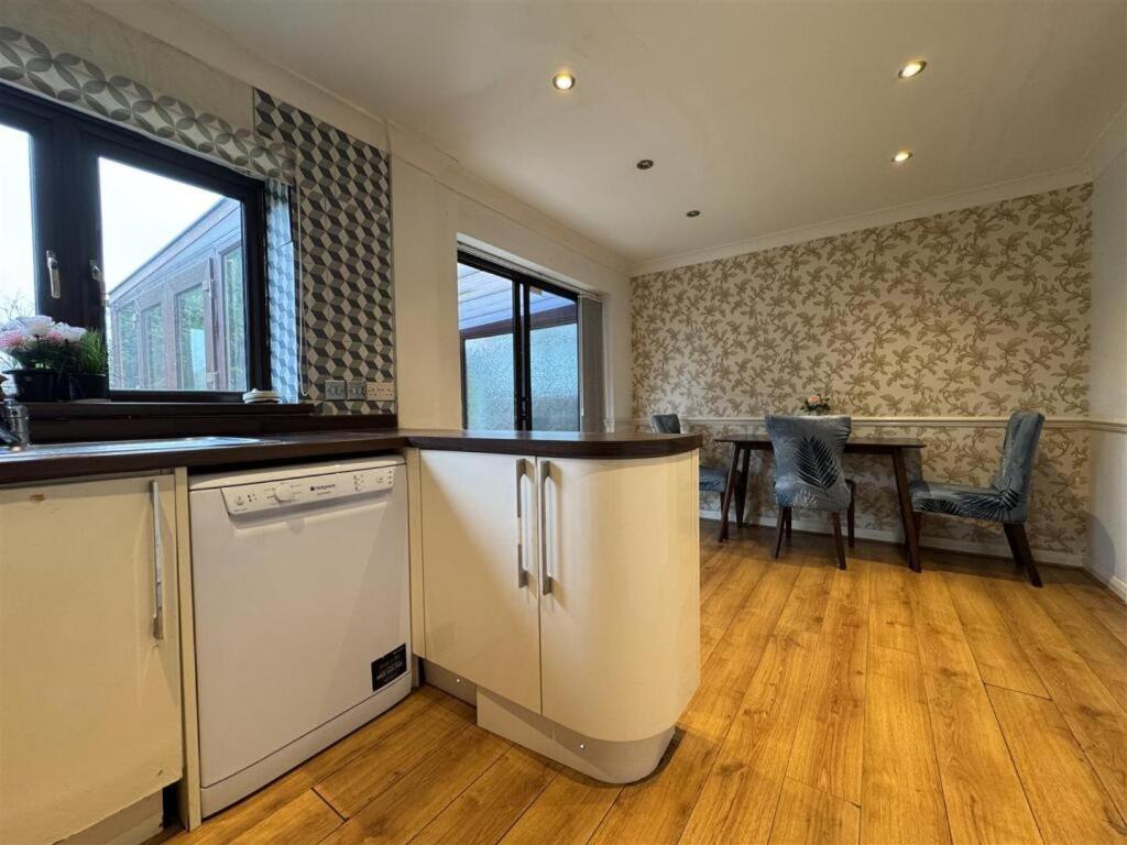 Clove, 3-4 Bed House With Garden, Free Parking, Sleeps 9 In Grays & Chafford Hundred Stifford 외부 사진